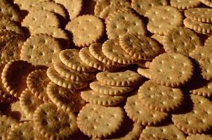 closeup de biscoitos salgados foto