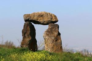 pedras em um parque da cidade à beira-mar no norte de israel foto