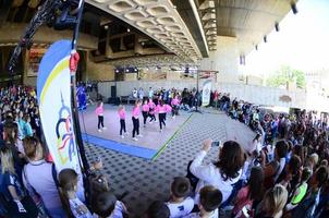 Kharkiv, Ucrânia - 27 de maio de 2018 concerto no festival de culturas de rua. break dance e hip-hop crianças e adolescentes foto