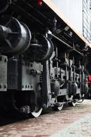 rodas de uma locomotiva moderna russa foto