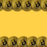muitos bitcoins dourados com espaço de cópia. conceito de mineração de criptomoeda foto