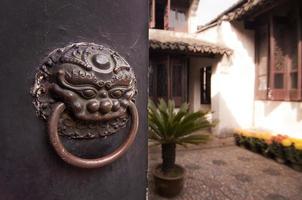pátio de uma casa tradicional chinesa atrás de uma porta fechada foto