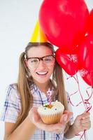 hipster geeky comemorando festa de aniversário