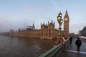 palácio de westminster no nevoeiro em londres foto