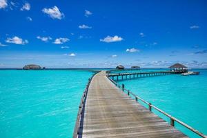 fundo do paraíso das maldivas. paisagem aérea tropical, marinha com cais longo, villas de água, incrível céu do mar e praia da lagoa, natureza tropical. banner de destino de turismo exótico, férias de verão foto