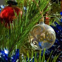 decorações de bola de vidro de árvore de natal foto