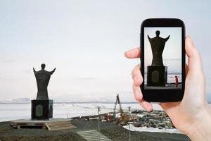 turista tirando foto do monumento de são nicolau