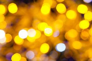 luzes de natal cintilantes azuis e amarelas escuras foto