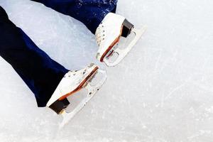 patins de couro branco no gelo foto