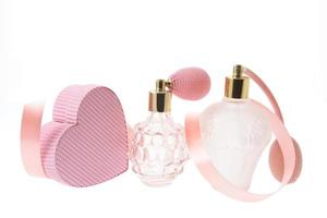 frascos de perfume e caixa de presente foto