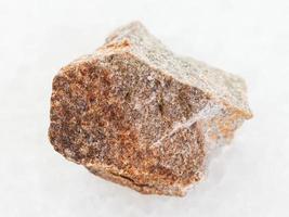 pedra de quartzito cru em mármore branco foto