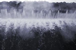 água caindo com rajadas fortes foto