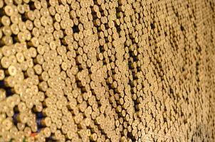 padrão de cartuchos de calibre 12 para balas de espingarda. conchas para rifle de caça close-up. pano de fundo para o campo de tiro ou conceitos de comércio de munição foto