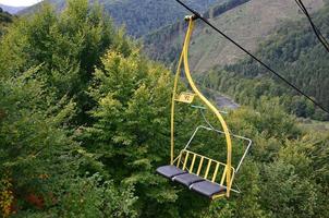 os assentos do teleférico no fundo do monte makovitsa, uma das montanhas dos cárpatos foto