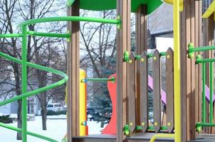 fragmento de um playground feito de plástico e madeira, pintado em cores diferentes foto