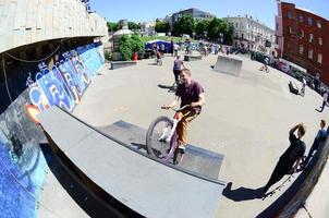 kharkiv, ucrânia - 27 de maio de 2018 pilotos de bmx freestyle em um skatepark durante o festival anual de culturas de rua foto