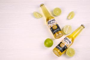 kharkov, ucrânia - 9 de dezembro de 2020 garrafas de cerveja extra corona com fatias de limão. corona produzida pelo grupo modelo com anheuser busch inbev cerveja importada mais popular dos eua foto