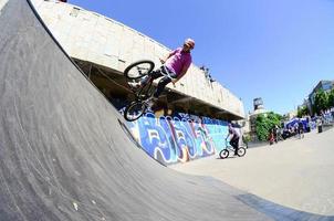 kharkiv, ucrânia - 27 de maio de 2018 pilotos de bmx freestyle em um skatepark durante o festival anual de culturas de rua foto