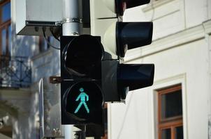 a luz da estrada é verde e mostra a capacidade dos pedestres de atravessar a estrada foto