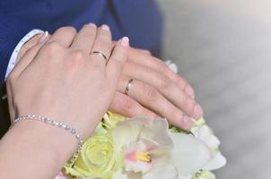 o casal recém-casado está segurando um lindo buquê de casamento. fotografia de casamento clássica, simbolizando unidade, amor e a criação de uma nova família foto