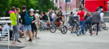 imagem desfocada de muitas pessoas com bicicletas bmx. encontro de fãs de esportes radicais foto