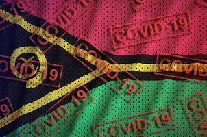 bandeira de vanuatu e muitos selos vermelhos de covid-19. conceito de vírus coronavírus ou 2019-ncov foto