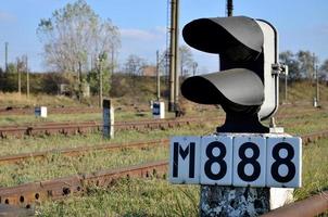 sinal de estrada de ferro com fundo ferroviário foto