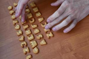 mãos nos botões do teclado cracker foto