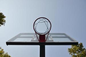 tabela de basquete ao ar livre com céu azul claro foto