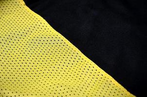 close-up de shorts esportivos de nylon de poliéster amarelo para criar um plano de fundo texturizado foto