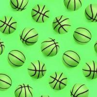 muitas pequenas bolas verdes para o jogo de esporte de basquete estão no fundo da textura foto