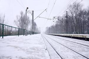 estação ferroviária na tempestade de neve do inverno foto