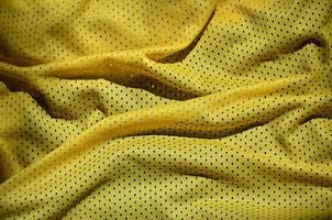 close-up de shorts esportivos de nylon de poliéster amarelo para criar um plano de fundo texturizado foto