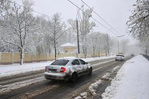 carcóvia. ucrânia - 4 de abril de 2017 precipitação rápida inesperada de neve em abril nas ruas de kharkov foto