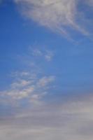 uma foto de um céu azul brilhante e brilhante com nuvens brancas fofas e densas