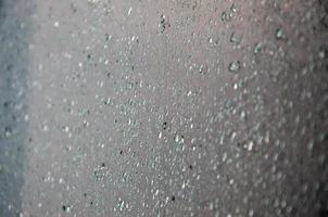 imagem de fundo de gotas de chuva em uma janela de vidro. foto macro com profundidade de campo rasa