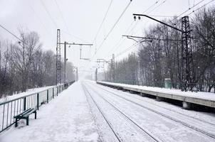 estação ferroviária na tempestade de neve do inverno foto