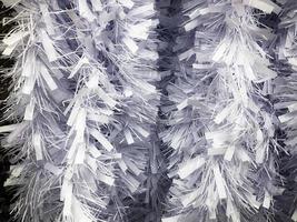 festiva cinza prata linda guirlanda de plástico de natal brilhando para o ano novo, enfeites de árvore de natal, festivamente decorados. textura. fundo foto