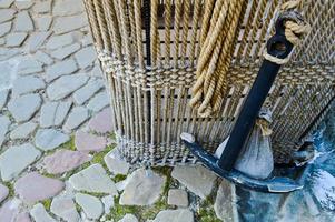 grande cesta antiga de ferro preto para um balão de corda foto