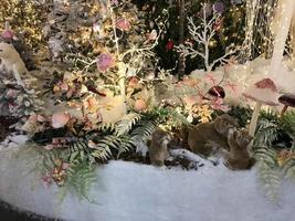 decorações de ano novo para o centro comercial. árvores de natal artificiais com iluminação. em um monte de neve ursos, esquilos e furões. animais artificiais comemoram o ano novo foto