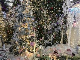 decorações de natal para o centro comercial. árvores de natal artificiais, brinquedos e guirlandas com iluminação. decoração fofa foto