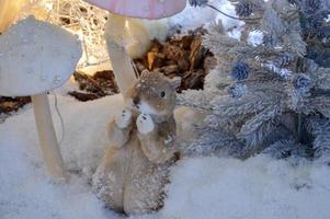 fundo de natal de inverno com luzes de guirlanda de decoração de esquilo foto