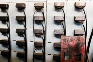 plugues para fios para conectar armários metálicos de ferro para equipamentos elétricos de motores elétricos em uma refinaria industrial química petroquímica foto