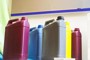 latas de plástico multicolorido amarelo vermelho cinza azul amarelo com alça para líquidos, combustíveis, óleos foto
