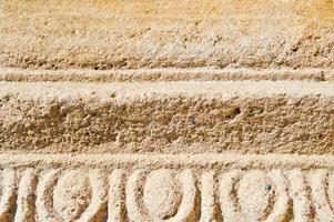 a textura da pedra de areia amarela de pedra velha com padrões e listras. o fundo foto