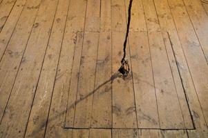 escotilha velha quadrada de madeira na adega no chão de pranchas de madeira foto