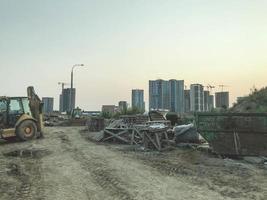 paisagem de construção. local de construção de novos edifícios residenciais. trimestre para a vida das pessoas. equipamentos e materiais de construção no local foto