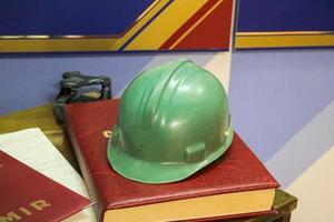 capacete de segurança de plástico verde para o trabalhador. capacete de proteção para proteger a cabeça de pessoas que operam em condições perigosas na fábrica foto