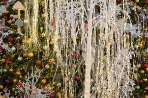 decoração da cidade de tempo de natal. luzes e brinquedos na rua da cidade durante a temporada de férias de inverno. iluminações festivas foto