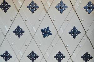 textura da antiga porta de metal de ferro resistente cinza medieval antiga antiga com padrões de rebitagem. o fundo foto